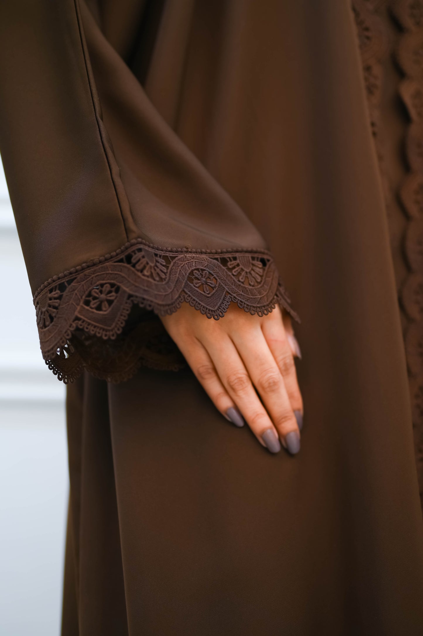 The Espresso Lace Farasha Abaya – Textured Crepe with Scalloped Lace